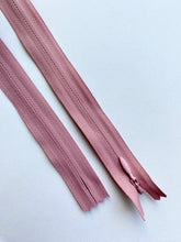 Fermoar rezistent, ascuns, brand YKK, culoare roz prafuit, 70 cm lungime